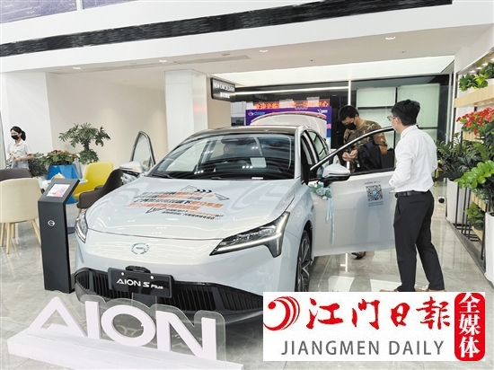 新能源汽車(chē)備受消費(fèi)者青睞。