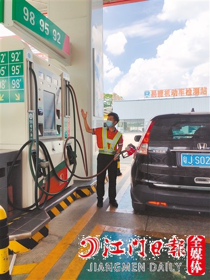 消費(fèi)者選擇加油站的時(shí)候可以貨比三家。