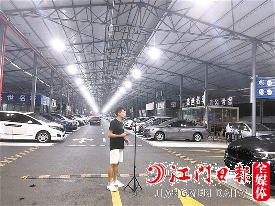 室內(nèi)燈火通明的背后，是二手車行銷售人員在忙碌直播。