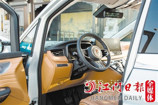 紅旗HQ9內(nèi)飾豪華大氣。