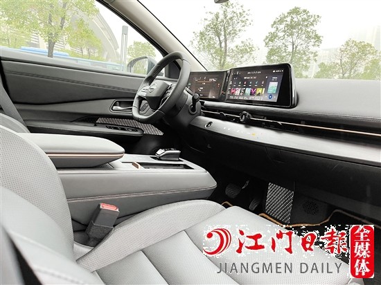 ARIYA的內(nèi)飾顯得豪華智能。