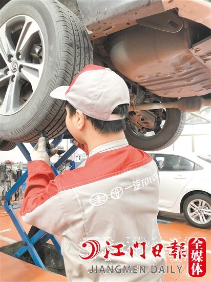 駕車出行前，要做好車輛保養(yǎng)。