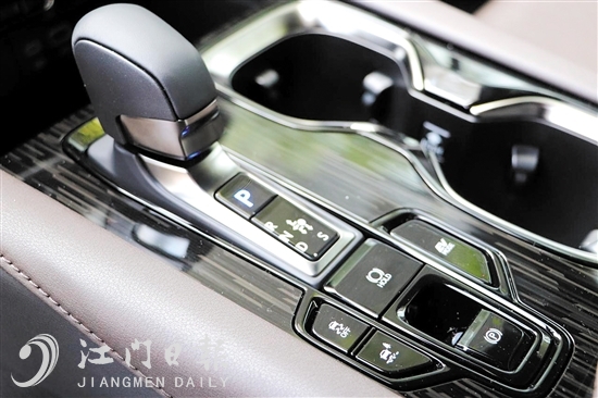新車(chē)功能區(qū)域操作方便。