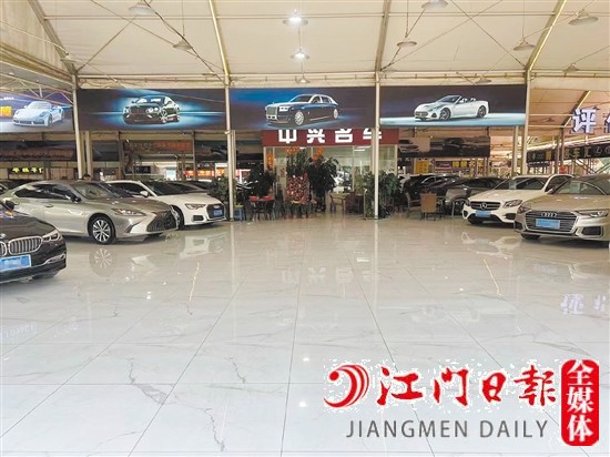 不少二手車行銷售展廳空出一大片。