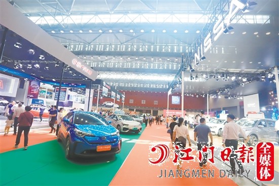 為方便消費者貨比三家，春季車展組委會將把往屆的新能源汽車展區(qū)升級為新能源汽車展館。圖為2021年“五一”車展新能源汽車展區(qū)。