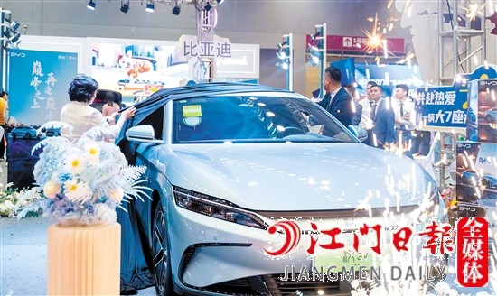 現(xiàn)場(chǎng)亮相的新能源汽車多。