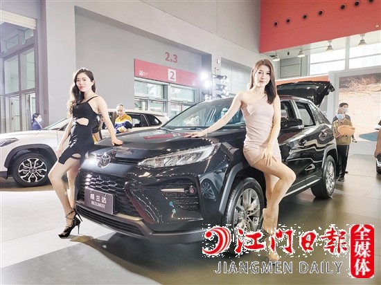 香車美女吸引眾多市民目光。