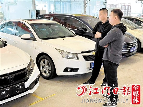 降價(jià)潮下，部分準(zhǔn)備購(gòu)買(mǎi)二手車(chē)的市民持觀望態(tài)度。