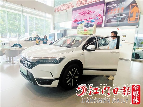 “國六a”車型吸引消費者目光。