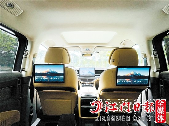 騰勢D9主打豪華科技感。