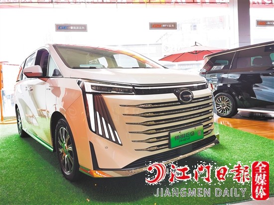 傳祺E9采用新的“鯤鵬展翼”設(shè)計(jì)主題，氣場更加強(qiáng)大。