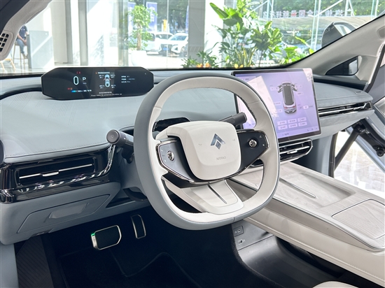 昊鉑GT的內(nèi)飾造型簡約有科幻感。