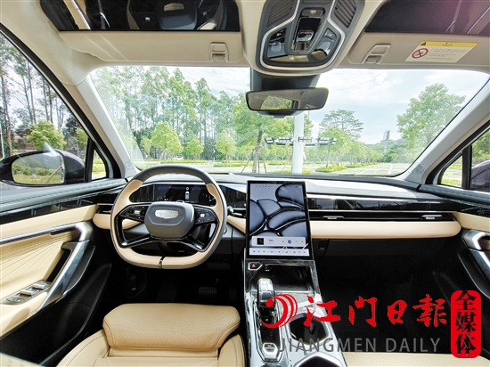 吉利博越L內(nèi)飾配置豪華感滿滿。