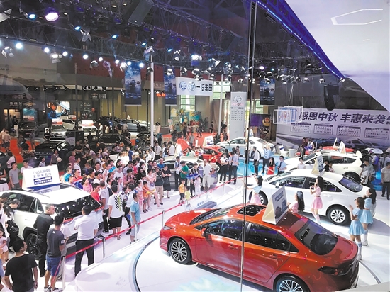 “十一”車展以規(guī)模大、規(guī)格高而著稱。圖為往屆“十一”車展現(xiàn)場(chǎng)。