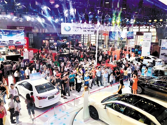 往屆本報(bào)車展人氣旺。