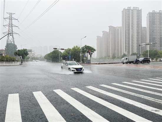 暴雨天行車時(shí)需注意減速慢行。