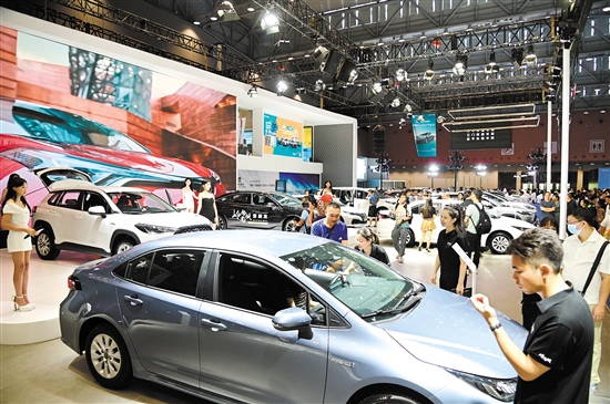 中秋國慶車展期間，吸引不少消費者看車、購車。