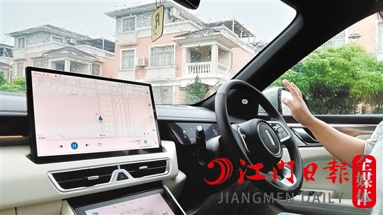 新車內(nèi)飾進(jìn)行了全新設(shè)計(jì)，比起老款車型更具豪華感。