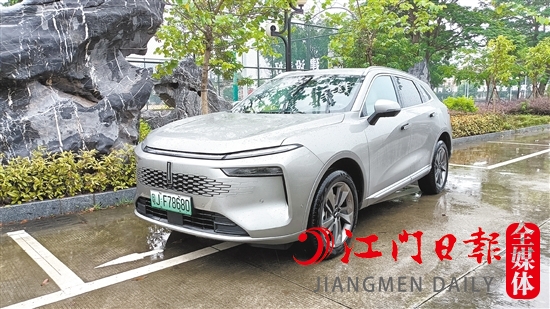 新摩卡DHT-PHEV對(duì)前臉進(jìn)行了重新打造，整體輪廓大氣優(yōu)美。