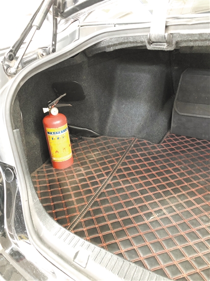 車內(nèi)要配備有效滅火器，并注意檢查是否超過(guò)使用年限。