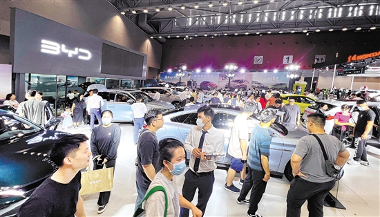 憑著主推新能源汽車，自主品牌吸引眾多市民目光。