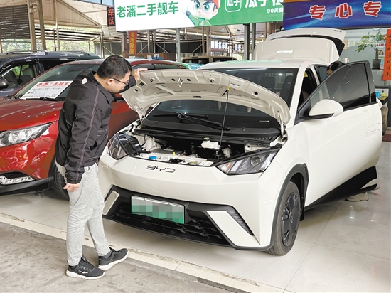 新車(chē)降價(jià)，二手新能源汽車(chē)吸引許多消費(fèi)者目光。