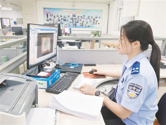 車管所網(wǎng)辦中心工作人員在對(duì)用戶提交的資料進(jìn)行審核。