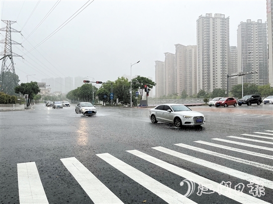 暴雨天氣給我們的出行帶來(lái)了很大的風(fēng)險(xiǎn)，要做好各種避險(xiǎn)措施。