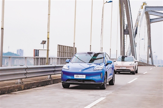 整個試駕過程，2024款昊鉑HT都沿著預(yù)設(shè)路線通過城市NDA智駕領(lǐng)航輔助自主駕駛。