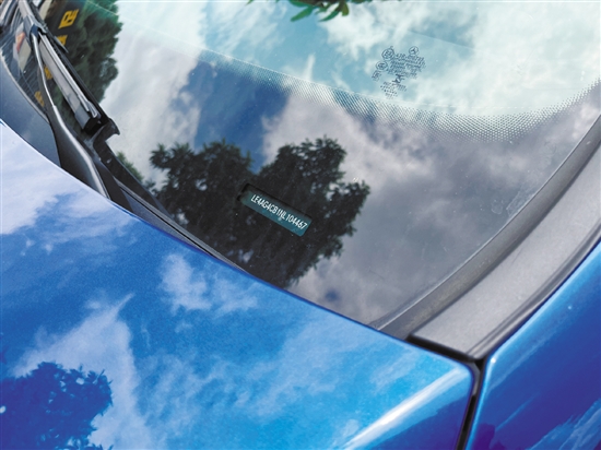 車架號(hào)可在汽車前擋風(fēng)玻璃左下角等地方找到。