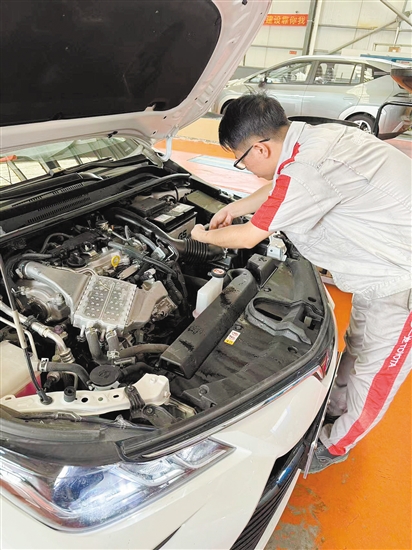 建議駕駛?cè)顺鲂星?，仔?xì)檢查車輛情況。