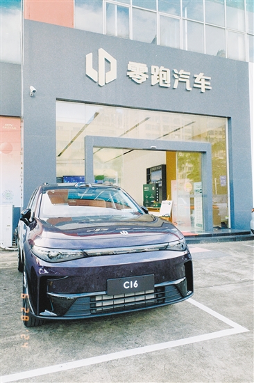 零跑C16外觀時(shí)尚運(yùn)動(dòng)。