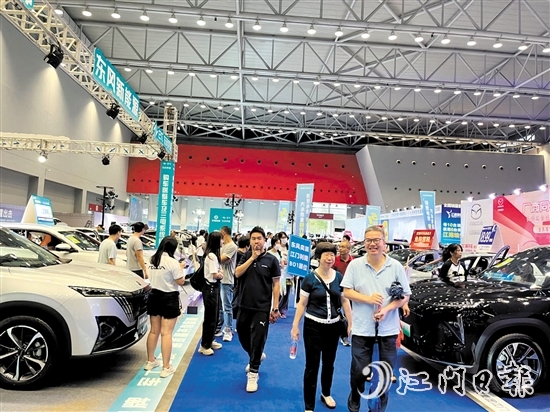 “五一”車展人氣旺，現(xiàn)場(chǎng)成交給力。