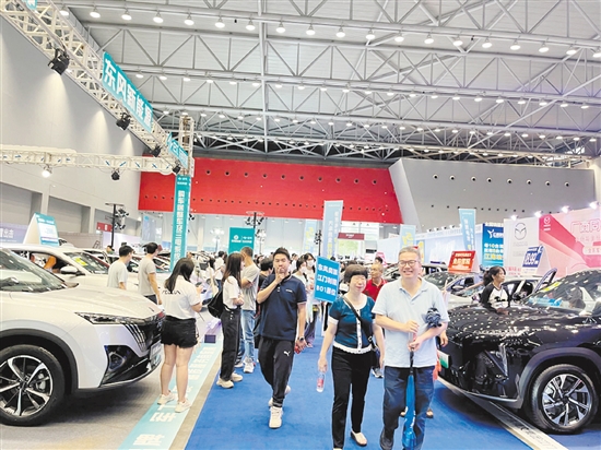本報(bào)車展一直吸引眾多市民的目光。