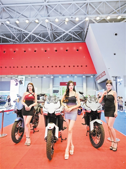 回顧本報(bào)往屆車展，不乏美女模特身影。