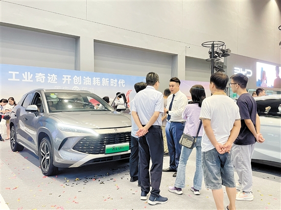 銷售人員向市民講解車型亮點。