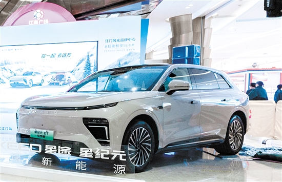 全新星紀(jì)元ET增程四驅(qū)車型外觀時(shí)尚運(yùn)動(dòng)。