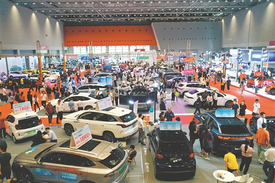 本報歷屆車展吸引許多市民看車、買車。