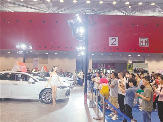 靚麗車模成為車展看點(diǎn)。