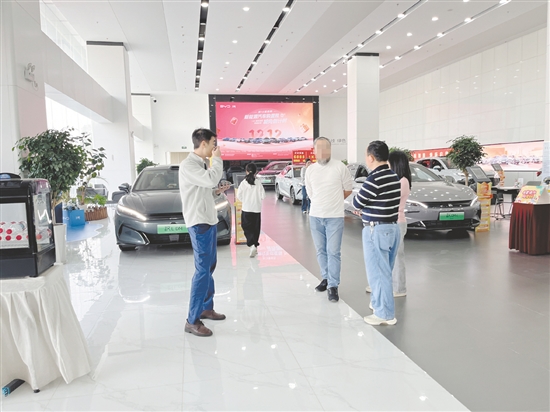 消費者討論如何選購新能源汽車。
