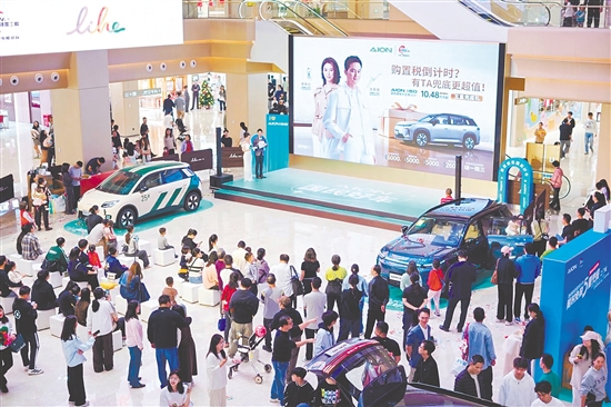 新能源汽車吸引許多消費(fèi)者目光。